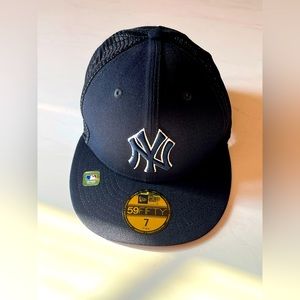 NEW YORK YANKEE FITTED HAT SIZE 7